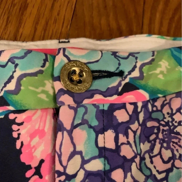 Lilly Pulitzer Floral Shorts Size 6 Performance Material High Tide Navy - Picture 2 of 7